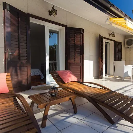 Carmen By El-pi Tours Apartman *