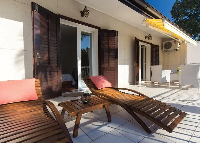 Carmen By El-pi Tours Apartman *